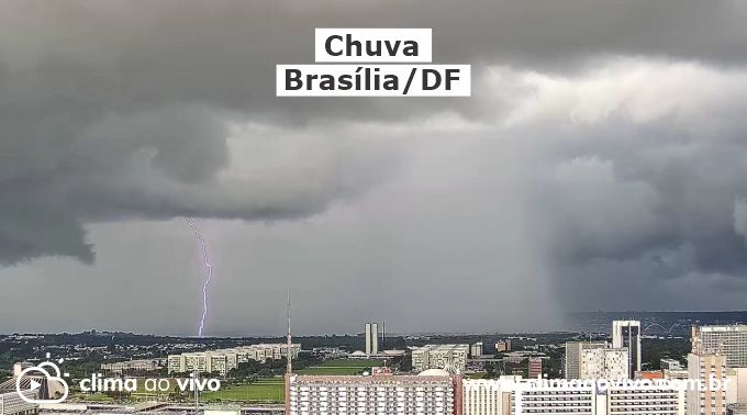 Na imagem mostra a formação de chuva com raios em Brasília/DF